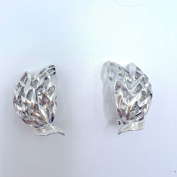 VINTAGE Silver Toned Open Work Clip On Earrings - Picture 2 of 6